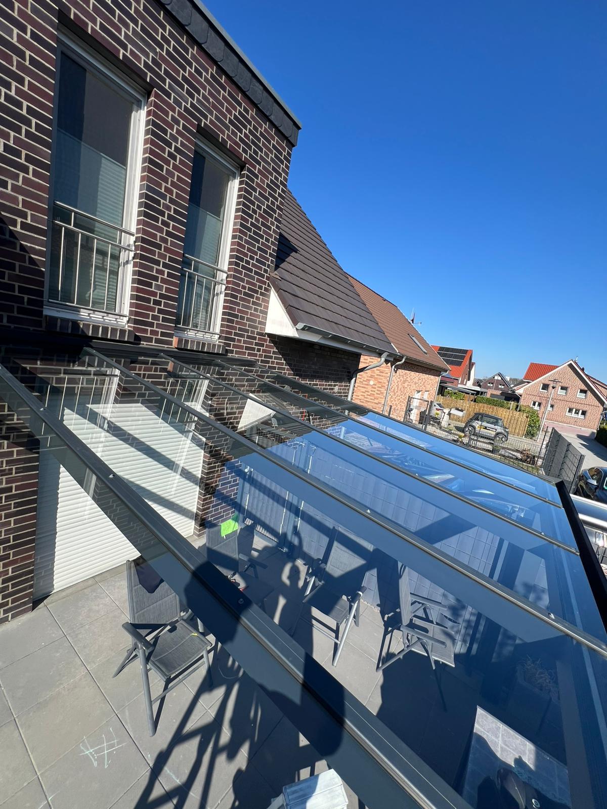 Terrassendach und Fassade nach der professionellen Reinigung